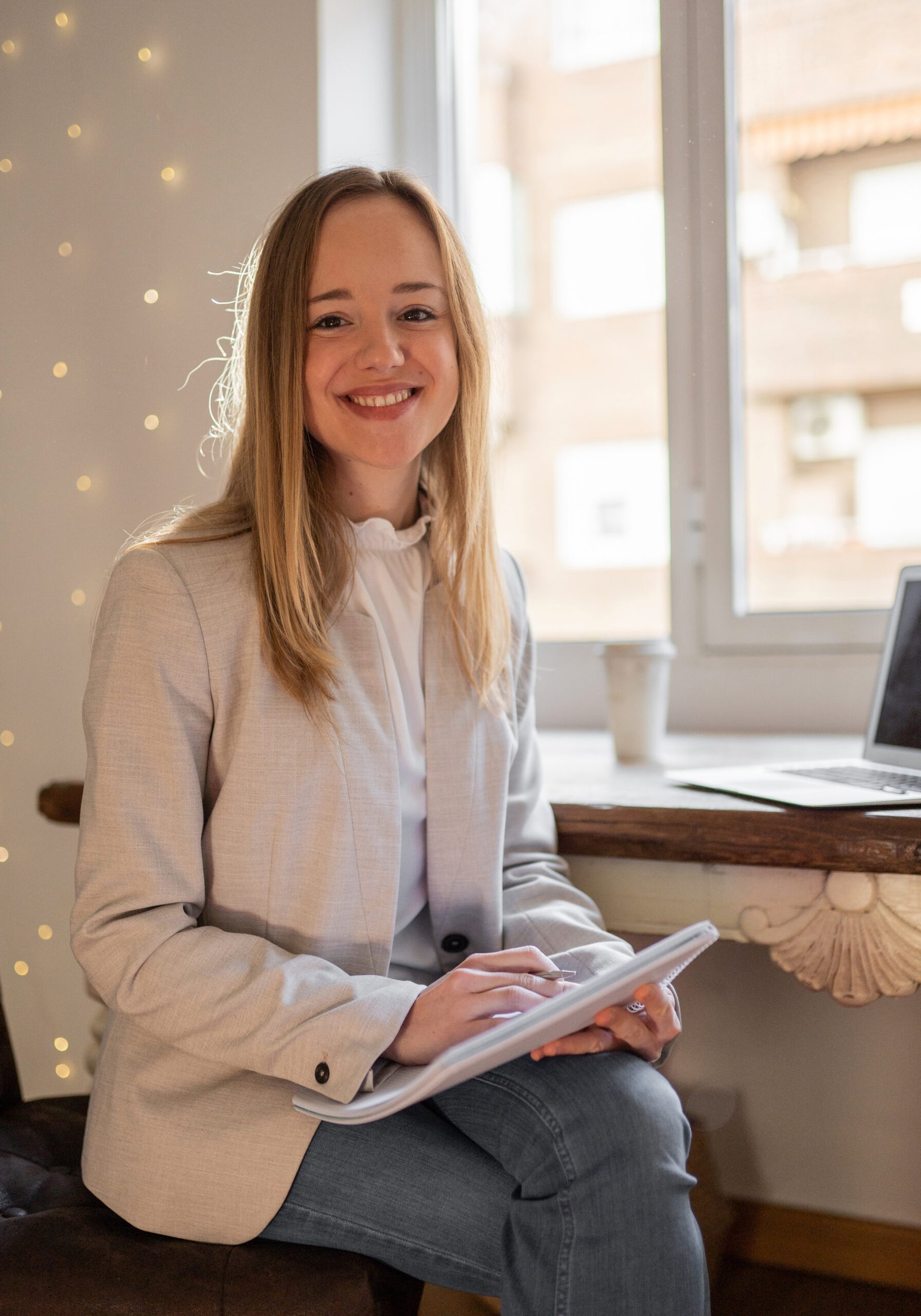 Psicóloga apuntando