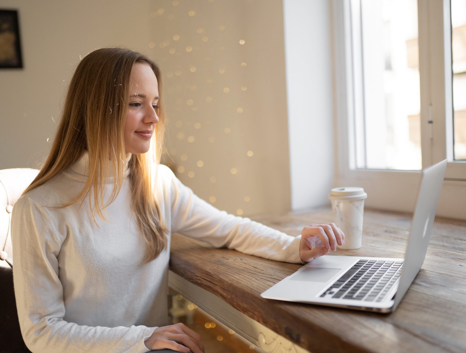 Persona con ordenador trabajando